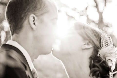 bride-and-groom-kissing-in-the-sun_calgary wedding planner